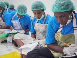 Para peserta berjumlah 40 orang, mengikuti pelatihan teori sebelum melakukan praktik mengolah  bahan  makanan  berbahan pangan lokal bergizi. (Foto: Corcom PTFI)