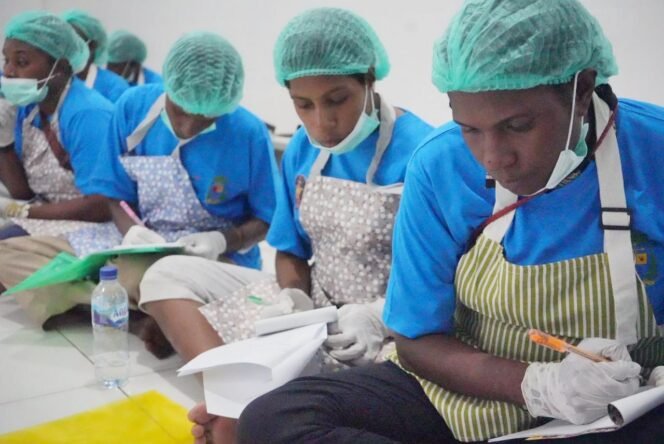 
Para peserta berjumlah 40 orang, mengikuti pelatihan teori sebelum melakukan praktik mengolah  bahan  makanan  berbahan pangan lokal bergizi. (Foto: Corcom PTFI)