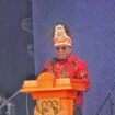 Gubernur Papua Tengah, Meki Nawipa saat memberikan sambutan pada pembukaan Festival Budaya Pelajar Papua Tengah. (Foto: Kristin Rejang/Sasagupapua.com)