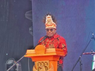 Gubernur Papua Tengah, Meki Nawipa saat memberikan sambutan pada pembukaan Festival Budaya Pelajar Papua Tengah. (Foto: Kristin Rejang/Sasagupapua.com)