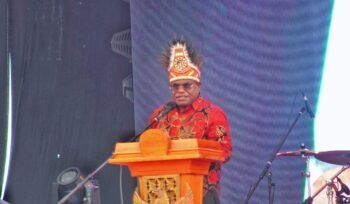 Gubernur Papua Tengah, Meki Nawipa saat memberikan sambutan pada pembukaan Festival Budaya Pelajar Papua Tengah. (Foto: Kristin Rejang/Sasagupapua.com)