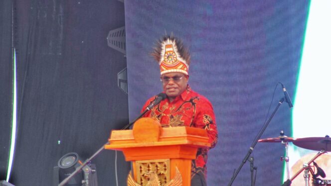 
Gubernur Papua Tengah, Meki Nawipa saat memberikan sambutan pada pembukaan Festival Budaya Pelajar Papua Tengah. (Foto: Kristin Rejang/Sasagupapua.com)
