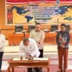 Wakil Gubernur Papua Aryoko Rumaropen saat melakukan penandatangan kerja sama nota kesepahaman terkait perencanaan dan pembangunan Bandar Antariksa di Kabupaten Biak Numfor, Papua, Sabtu (13/6). ANTARA/HO- Pemprov Papua