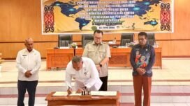 Wakil Gubernur Papua Aryoko Rumaropen saat melakukan penandatangan kerja sama nota kesepahaman terkait perencanaan dan pembangunan Bandar Antariksa di Kabupaten Biak Numfor, Papua, Sabtu (13/6). ANTARA/HO- Pemprov Papua