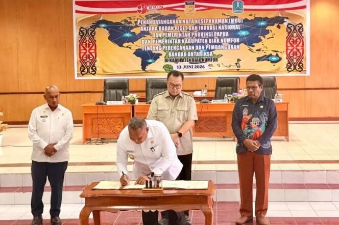 
Wakil Gubernur Papua Aryoko Rumaropen saat melakukan penandatangan kerja sama nota kesepahaman terkait perencanaan dan pembangunan Bandar Antariksa di Kabupaten Biak Numfor, Papua, Sabtu (13/6). ANTARA/HO- Pemprov Papua