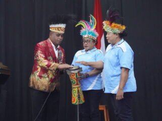 Viktor Fun saat membuka Acara Diskusi Publik. (Foto: Edwin/sasagupapua)
