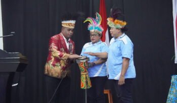 Viktor Fun saat membuka Acara Diskusi Publik. (Foto: Edwin/sasagupapua)