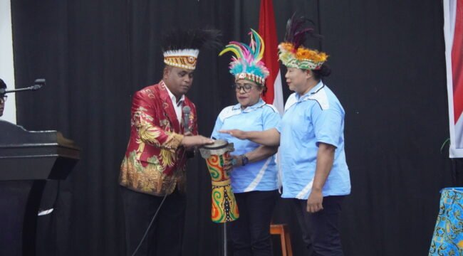 Viktor Fun saat membuka Acara Diskusi Publik. (Foto: Edwin/sasagupapua)