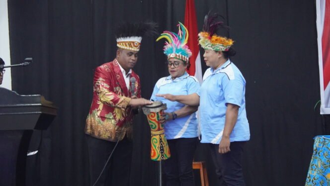 
Viktor Fun saat membuka Acara Diskusi Publik. (Foto: Edwin/sasagupapua)