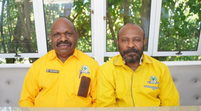 Wakil Ketua DPD I Partai Golkar Provinsi Papua Tengah, Gerson Wandikbo dan Sekretaris DPD I Golkar Papua Tengah, Simson Jefferson Kayame. (Foto: Kristin Rejang/sasagupapua.com)