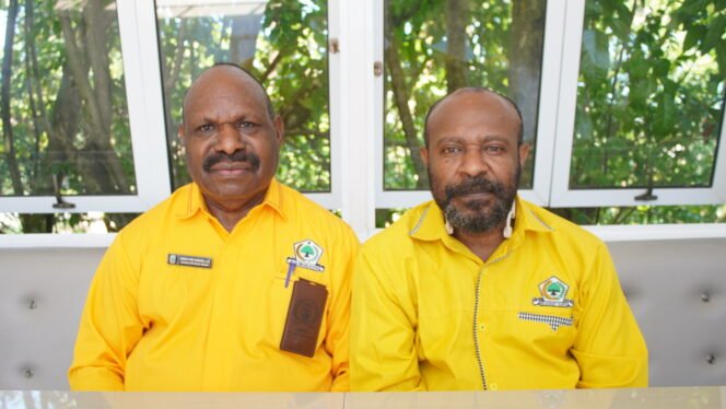 
Wakil Ketua DPD I Partai Golkar Provinsi Papua Tengah, Gerson Wandikbo dan Sekretaris DPD I Golkar Papua Tengah, Simson Jefferson Kayame. (Foto: Kristin Rejang/sasagupapua.com)
