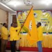 Momen penyerahan pataka kepada Ketua DPD I Partai Golkar Kabupaten Deiyai terpilih usai pelaksanaan Musda ke V, Senin (8/6/2026). Foto: Kristin Rejang/Sasagupapua.com. Rejang/Sasagupapua.com