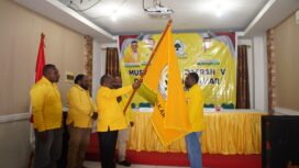 Momen penyerahan pataka kepada Ketua DPD I Partai Golkar Kabupaten Deiyai terpilih usai pelaksanaan Musda ke V, Senin (8/6/2026). Foto: Kristin Rejang/Sasagupapua.com. Rejang/Sasagupapua.com