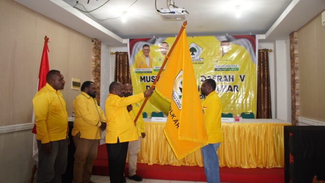 
Momen penyerahan pataka kepada Ketua DPD I Partai Golkar Kabupaten Deiyai terpilih usai pelaksanaan Musda ke V, Senin (8/6/2026). Foto: Kristin Rejang/Sasagupapua.com. Rejang/Sasagupapua.com 