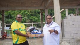Wakil Ketua IV DPR Papua Tengah, John Gobai saat menyerahkan bantuan Starlink ke Kepala Suku Wate, Otis Monei. (Foto: Kristin Rejang/Sasagupapua.com)