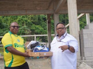 Wakil Ketua IV DPR Papua Tengah, John Gobai saat menyerahkan bantuan Starlink ke Kepala Suku Wate, Otis Monei. (Foto: Kristin Rejang/Sasagupapua.com)