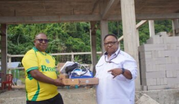 Wakil Ketua IV DPR Papua Tengah, John Gobai saat menyerahkan bantuan Starlink ke Kepala Suku Wate, Otis Monei. (Foto: Kristin Rejang/Sasagupapua.com)