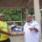 Wakil Ketua IV DPR Papua Tengah, John Gobai saat menyerahkan bantuan Starlink ke Kepala Suku Wate, Otis Monei. (Foto: Kristin Rejang/Sasagupapua.com)