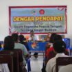 Wakil Ketua IV DPR Papua Tengah, John Gobai saat mengadakan RDP terkait Raperda Cagar Alam dengan masyarakat Kampung Napan. (Foto: Kristin Rejang/Sasagupapua)