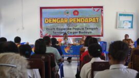 Wakil Ketua IV DPR Papua Tengah, John Gobai saat mengadakan RDP terkait Raperda Cagar Alam dengan masyarakat Kampung Napan. (Foto: Kristin Rejang/Sasagupapua)