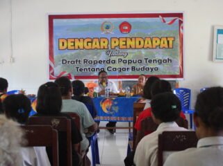 Wakil Ketua IV DPR Papua Tengah, John Gobai saat mengadakan RDP terkait Raperda Cagar Alam dengan masyarakat Kampung Napan. (Foto: Kristin Rejang/Sasagupapua)