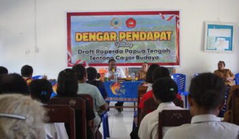 Wakil Ketua IV DPR Papua Tengah, John Gobai saat mengadakan RDP terkait Raperda Cagar Alam dengan masyarakat Kampung Napan. (Foto: Kristin Rejang/Sasagupapua)