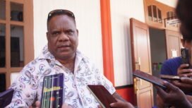 Kepala BAPPERIDA Provinsi Papua Tengah, Eliezer Yogi saat diwawancarai awak media, di Nabire, Kamis (11/6/2026). Foto: Kristin Rejang/Sasagupapua.com.