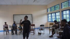 Suasana pelatihan jurnalistik yang dibawakan oleh Kolektif Jurnalis Pinggiran di USWIM Nabire. (Foto: Dok KJP).