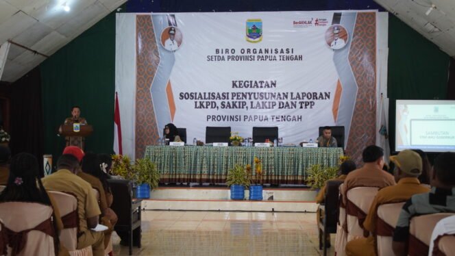 
Suasana kegiatan sosialisasi penyusunan Laporan Keuangan Pemerintah Daerah (LKPD), Sistem Akuntabilitas Kinerja Instansi Pemerintah (SAKIP), Laporan Akuntabilitas Kinerja Instansi Pemerintah (LAKIP), serta pengelolaan Tambahan Penghasilan Pegawai (TPP) di Nabire, Senin (22/6/2026). Foto: Kristin Rejang/Sasagupapua
