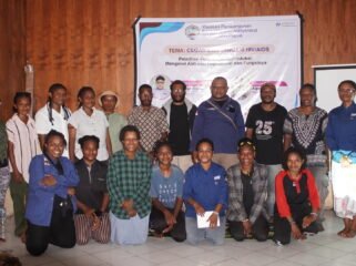 Foto bersama usai Pelatihan Pendidikan Reproduksi : Mengenal Alat-Alat Reproduksi dan Fungsinya di Asrama Putri Paniai. (Foto: Kristin Rejang/Sasagupapua.com)