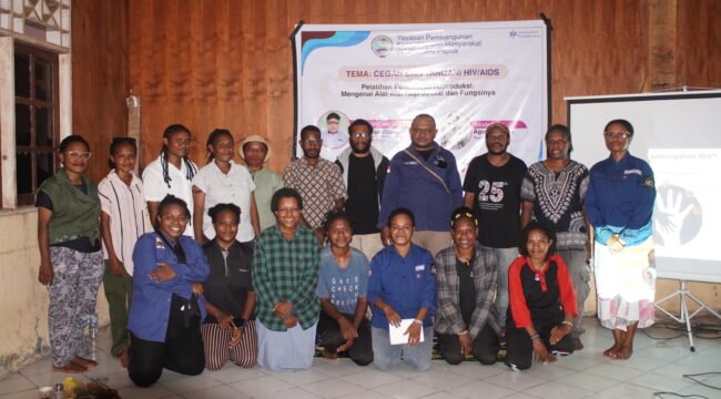 Foto bersama usai Pelatihan Pendidikan Reproduksi : Mengenal Alat-Alat Reproduksi dan Fungsinya di Asrama Putri Paniai. (Foto: Kristin Rejang/Sasagupapua.com)