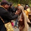 Mgr. Bernardus Bofitwos Baru OSA, menyapa seorang ibu di Paroki Ugapuga, Selasa (23/6/2026). Foto: Jimmy Rahadat/keuskupan Timika.