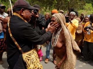 Mgr. Bernardus Bofitwos Baru OSA, menyapa seorang ibu di Paroki Ugapuga, Selasa (23/6/2026). Foto: Jimmy Rahadat/keuskupan Timika.