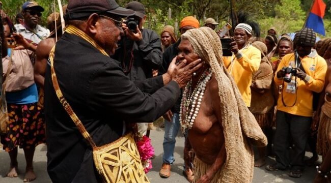 Mgr. Bernardus Bofitwos Baru OSA, menyapa seorang ibu di Paroki Ugapuga, Selasa (23/6/2026). Foto: Jimmy Rahadat/keuskupan Timika. 