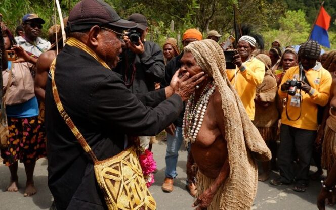 
Mgr. Bernardus Bofitwos Baru OSA, menyapa seorang ibu di Paroki Ugapuga, Selasa (23/6/2026). Foto: Jimmy Rahadat/keuskupan Timika. 