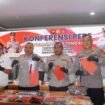 Brigjen Pol. Jermias Rontini, S.I.K., M.Si., hadir didampingi oleh Wakapolda Kombes Pol. Dr. Gustav R. Urbinas, S.H., S.I.K., M.Pd., M.H., Dir Reskrimsus Kombes Pol. Adi Tri Widiyanto, S.I.K., S.H., serta Kabid Humas AKBP I Made Suartika, S.IP saat menunjukan barang bukti. (Foto: Kristin Rejang/Sasagupapua.com)