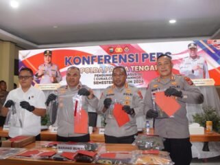 Brigjen Pol. Jermias Rontini, S.I.K., M.Si., hadir didampingi oleh Wakapolda Kombes Pol. Dr. Gustav R. Urbinas, S.H., S.I.K., M.Pd., M.H., Dir Reskrimsus Kombes Pol. Adi Tri Widiyanto, S.I.K., S.H., serta Kabid Humas AKBP I Made Suartika, S.IP saat menunjukan barang bukti. (Foto: Kristin Rejang/Sasagupapua.com)