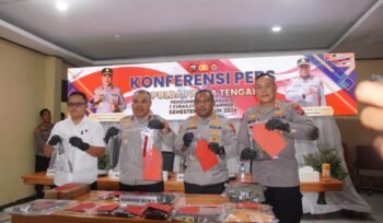 Brigjen Pol. Jermias Rontini, S.I.K., M.Si., hadir didampingi oleh Wakapolda Kombes Pol. Dr. Gustav R. Urbinas, S.H., S.I.K., M.Pd., M.H., Dir Reskrimsus Kombes Pol. Adi Tri Widiyanto, S.I.K., S.H., serta Kabid Humas AKBP I Made Suartika, S.IP saat menunjukan barang bukti. (Foto: Kristin Rejang/Sasagupapua.com)