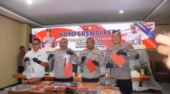 Brigjen Pol. Jermias Rontini, S.I.K., M.Si., hadir didampingi oleh Wakapolda Kombes Pol. Dr. Gustav R. Urbinas, S.H., S.I.K., M.Pd., M.H., Dir Reskrimsus Kombes Pol. Adi Tri Widiyanto, S.I.K., S.H., serta Kabid Humas AKBP I Made Suartika, S.IP saat menunjukan barang bukti. (Foto: Kristin Rejang/Sasagupapua.com)
