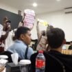 Pemuda Adat Malamoi Kota Sorong melakukan aksi protes keras dengan membubarkan paksa pertemuan sosialisasi program Cetak Sawah yang tengah berlangsung di Vega Hotel, Kota Sorong, Provinsi Papua Barat Daya, Selasa (2/6/2026). Foto: Ewil M. Woloin for Sasagupapua.com
