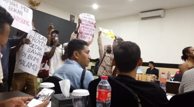 Pemuda Adat Malamoi Kota Sorong melakukan aksi protes keras dengan membubarkan paksa pertemuan sosialisasi program Cetak Sawah yang tengah berlangsung di Vega Hotel, Kota Sorong, Provinsi Papua Barat Daya, Selasa (2/6/2026). Foto: Ewil M. Woloin for Sasagupapua.com