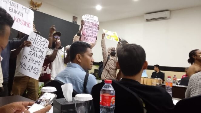 
Pemuda Adat Malamoi Kota Sorong melakukan aksi protes keras dengan membubarkan paksa pertemuan sosialisasi program Cetak Sawah yang tengah berlangsung di Vega Hotel, Kota Sorong, Provinsi Papua Barat Daya, Selasa (2/6/2026). Foto: Ewil M. Woloin for Sasagupapua.com