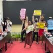 Pemuda adat saat melakukan penolakan terhadap proyek cetak sawah di Sorong. (Foto: Istimewa)