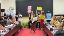 Pemuda adat saat melakukan penolakan terhadap proyek cetak sawah di Sorong. (Foto: Istimewa) 