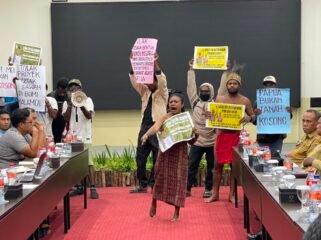 Pemuda adat saat melakukan penolakan terhadap proyek cetak sawah di Sorong. (Foto: Istimewa) 