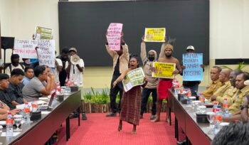 Pemuda adat saat melakukan penolakan terhadap proyek cetak sawah di Sorong. (Foto: Istimewa) 