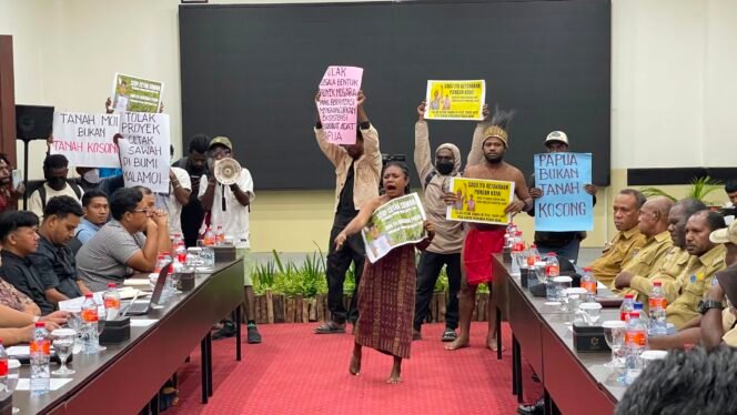 
Pemuda adat saat melakukan penolakan terhadap proyek cetak sawah di Sorong. (Foto: Istimewa) 