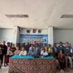 Suasana foto bersama dalam kegiatan On The Job Training (OJT) Program AIDS, Tuberkulosis, dan Malaria (ATM) pada 3–4 Juni 2026 di Aula Puskesmas Enarotali, Kabupaten Paniai. Foto: Jeri P. Degei for sasagupapua.com