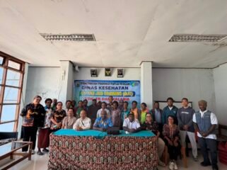 Suasana foto bersama dalam kegiatan On The Job Training (OJT) Program AIDS, Tuberkulosis, dan Malaria (ATM) pada 3–4 Juni 2026 di Aula Puskesmas Enarotali, Kabupaten Paniai. Foto: Jeri P. Degei for sasagupapua.com 