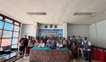 Suasana foto bersama dalam kegiatan On The Job Training (OJT) Program AIDS, Tuberkulosis, dan Malaria (ATM) pada 3–4 Juni 2026 di Aula Puskesmas Enarotali, Kabupaten Paniai. Foto: Jeri P. Degei for sasagupapua.com 